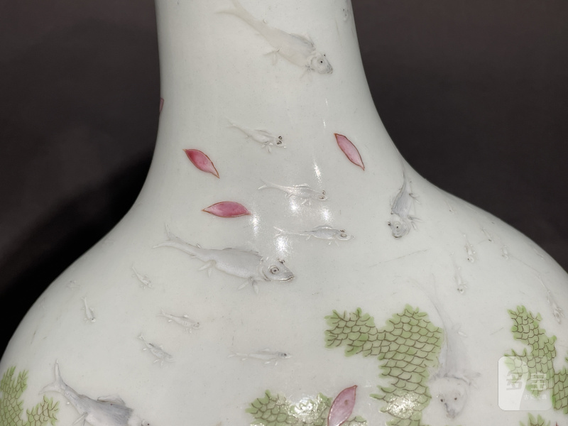 清道光 粉彩落花流水游鱼图瓶 - 图7